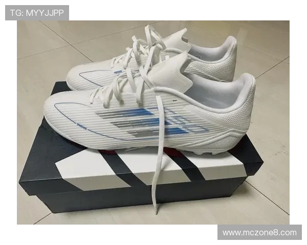 能踢足球的鞋是否可以加绒保暖以应对寒冷天气挑战